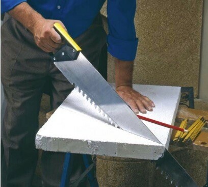 Le carreau de plâtre se scie facilement avec une scie spécifique, utilisable sur le béton cellulaire - doc. coll. C.P.