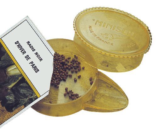 Le semoir est l'accessoire indispensable pour une bonne répartition des graines lors du semis - coll. CP