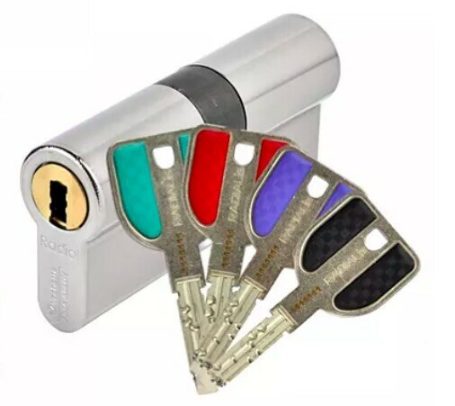 Quand on emm&eacute;nage dans un nouveau logement, il est prudent de changer au minimum le canon de la serrure - doc. Assa Abloy