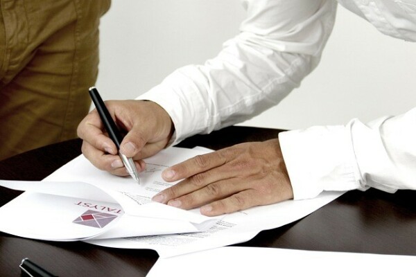 Avant d'accepter un devis ou de signer un contrat, prenez un minimum de renseignements sur l'entreprise - doc. Juan Ospina de Pixabay