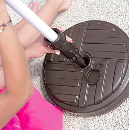 Un socle creux, pouvant être lesté par de l'eau ou du sable convient pour un parasol de taille moyenne - doc. Amazon-Gardenix