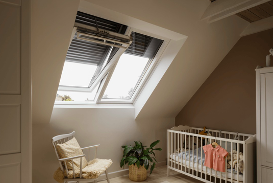 Les volets et stores de fenêtres de toit tamisent la lumière et évitent la surchauffe des pièces - doc. VELUX®