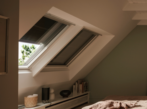 Différentes solutions permettent d'éviter la surchauffe des combles équipés de fenêtres de toit (ici des volets roulants) - doc. VELUX®
