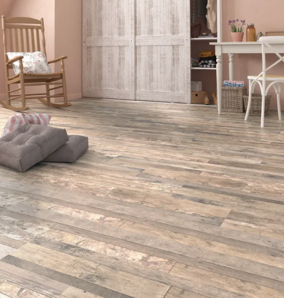 Les revêtements stratifiés imitent le parquet bois à la perfection - doc. Leroy Merlin Artens