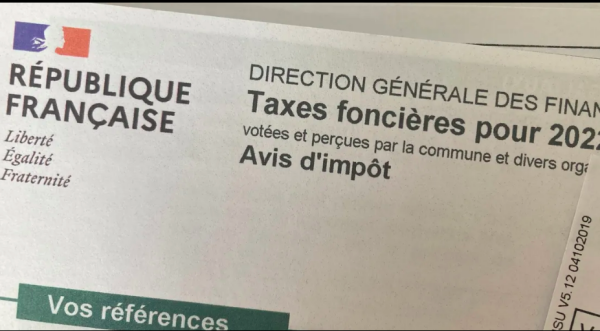 La taxe foncière perdure contrairement à la taxe d'habitation, supprimée pour les résidences principales, mais maintenue pour les résidences secondaires.