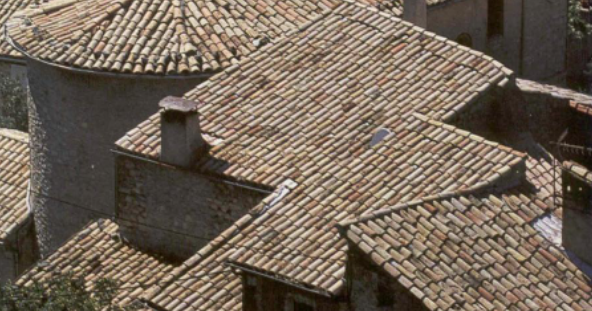 La rénovation d'une toiture ancienne en secteur protégée passe par des règles strictes - doc. bca-materiauxanciens.com