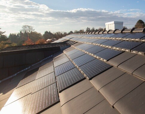 Les tuiles solaires permettent un int&eacute;gration satisfaisante dans la couverture - doc. Edilians