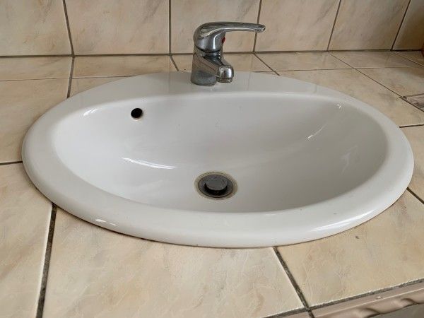 La vasque encastrée dans le plan de toilette est la solution de pose la plus facile - doc. cl. C.P.