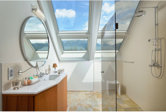 Les fenêtres de toit garantissent lumière et ventilation dans la salle de bain - doc. VELUX®