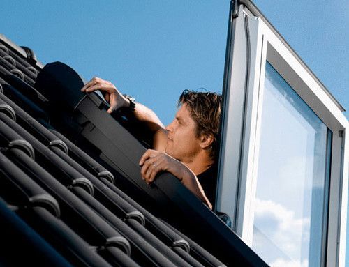 Intervention sur une fenêtre de toit d'un technicien VELUX en après-vente - doc. VELUX®