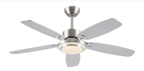 Ventilateur de plafond (Surtime) noir avec lumière, télécommande et moteur réversible - doc. Amazon / Surtime 