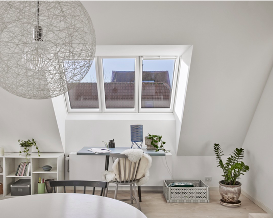 La verrière Atelier VELUX intègre 3 fenêtres de toit dans un seul et même cadre - doc. VELUX