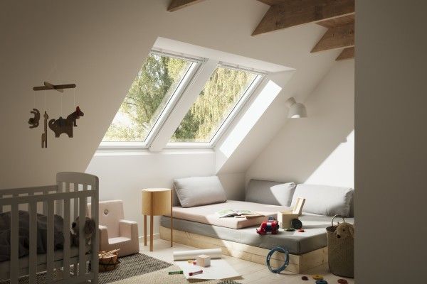 L'association de fenêtres de toit permet de créer une vaste entrée de lumière - doc. VELUX®