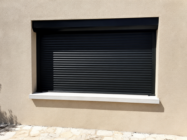 Un volet roulant noir est certes &eacute;l&eacute;gant mais ik surchauffe quand il est en plein soleil - doc. N.C.